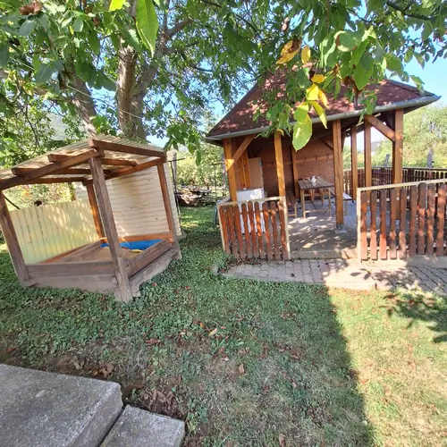 Fedett kerti kiülő homokozóval